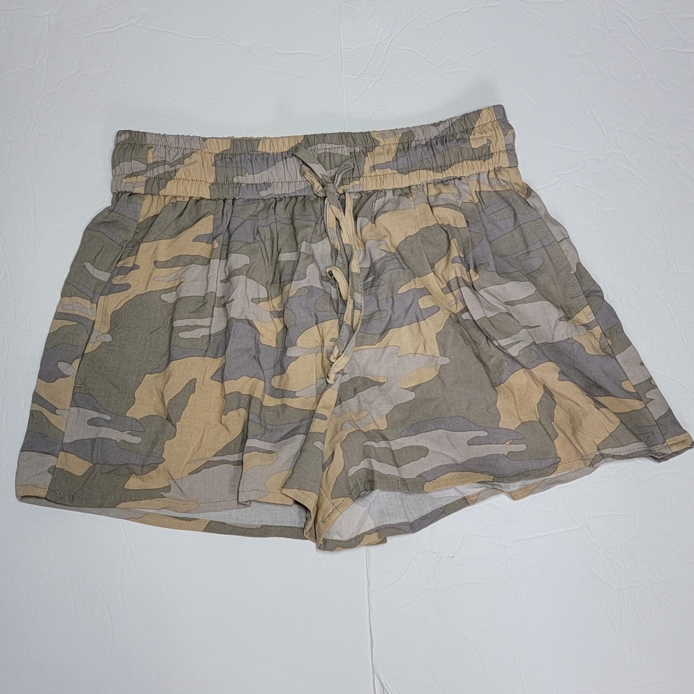 EXPRESS CAMO SHORTS/ XS.